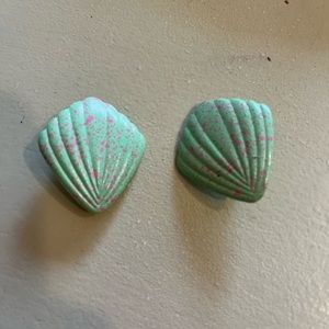 Vintage 80s Shell Clip On Earrings